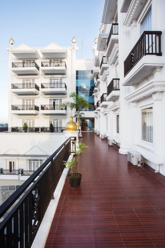 Tara Hotel Yogyakarta Tugu Екстериор снимка